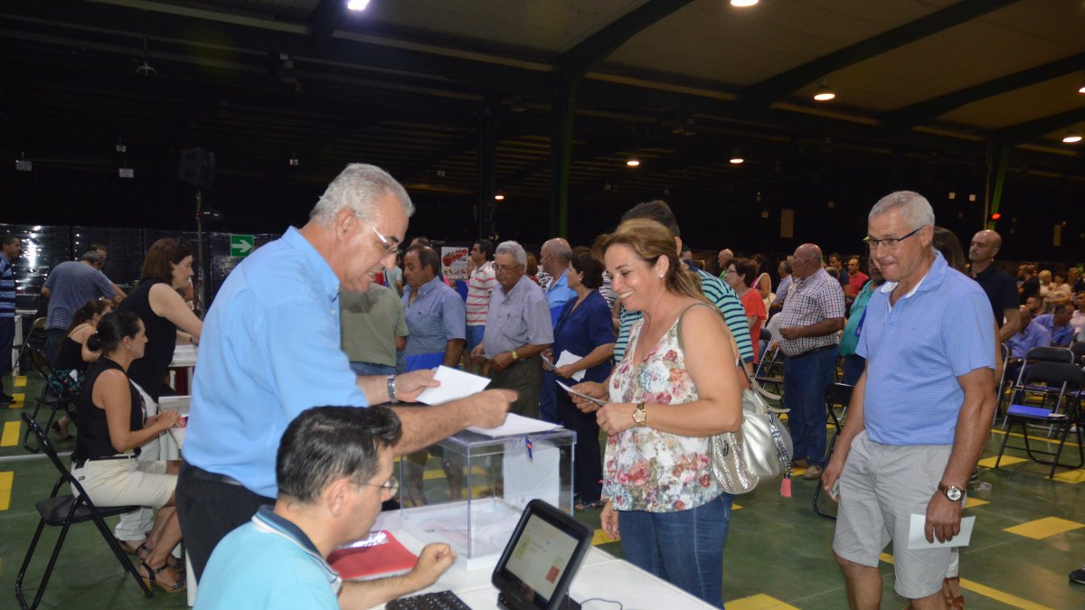Socios de la CASI en una asamblea electoral.