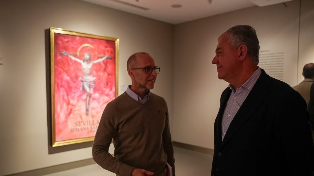 Antoine Cas, junto al alcalde de Sevilla, y el cartel de la Semana Santa que hizo para la capital hispalense este 2026.