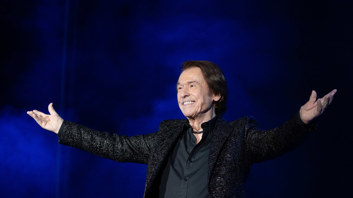 Archivo - El cantante Raphael durante una actuación en la Plaza de Toros de la Maestranza, en Sevilla.