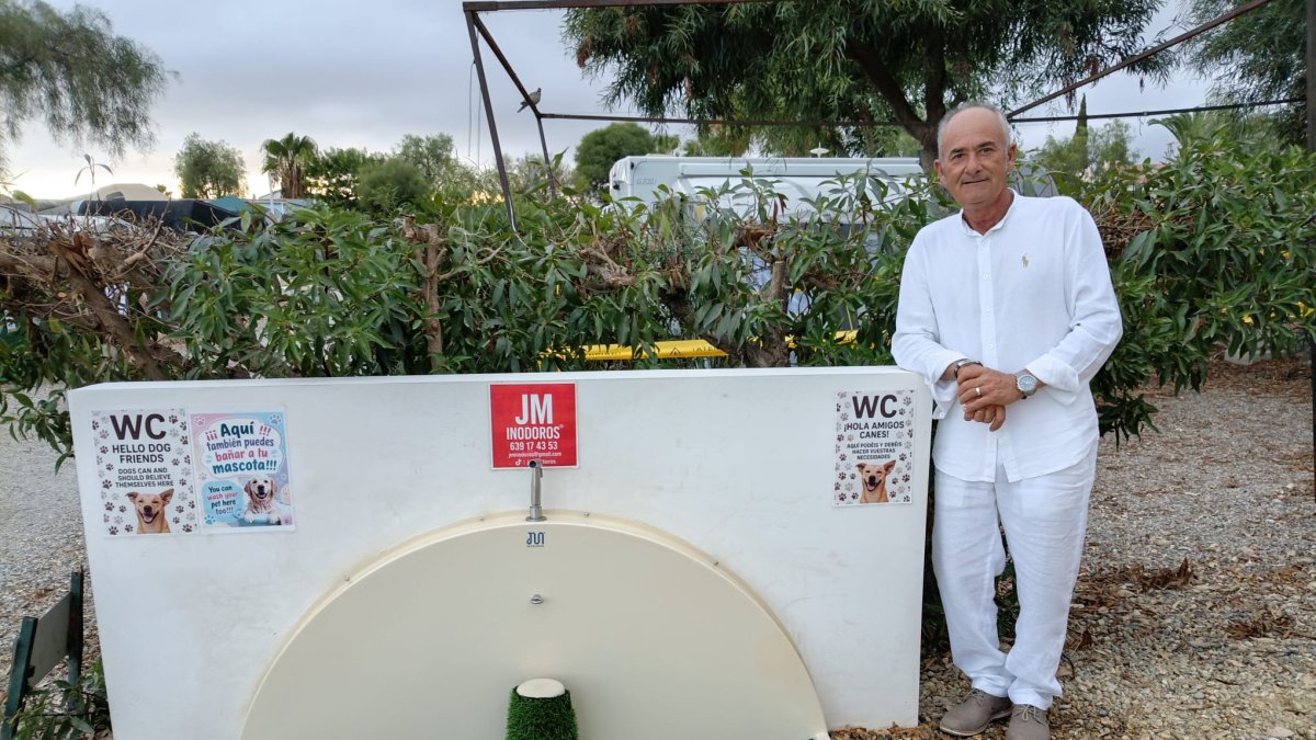 José Miguel Ramos junto al inodoro canino.