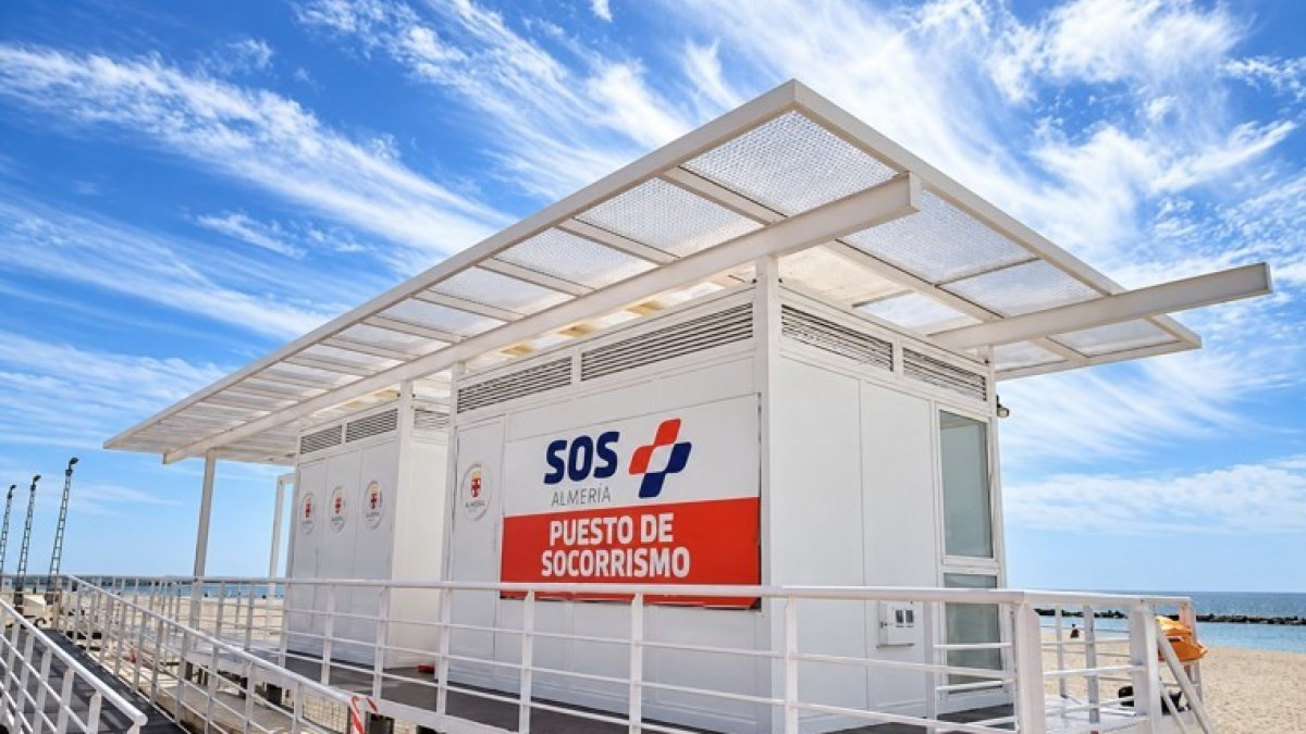 Puesto de socorrismo en una playa de Almería.