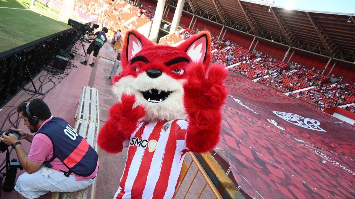 Hasta Urci, la mascota del Almería, se pone detrás de la portería de Fondo Sur.
