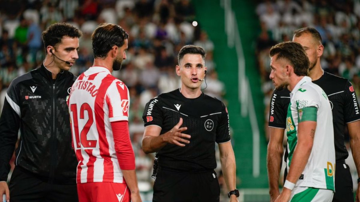 Fuentes Molina lanza la moneda al aire antes del Córdoba 0 Almería 2.