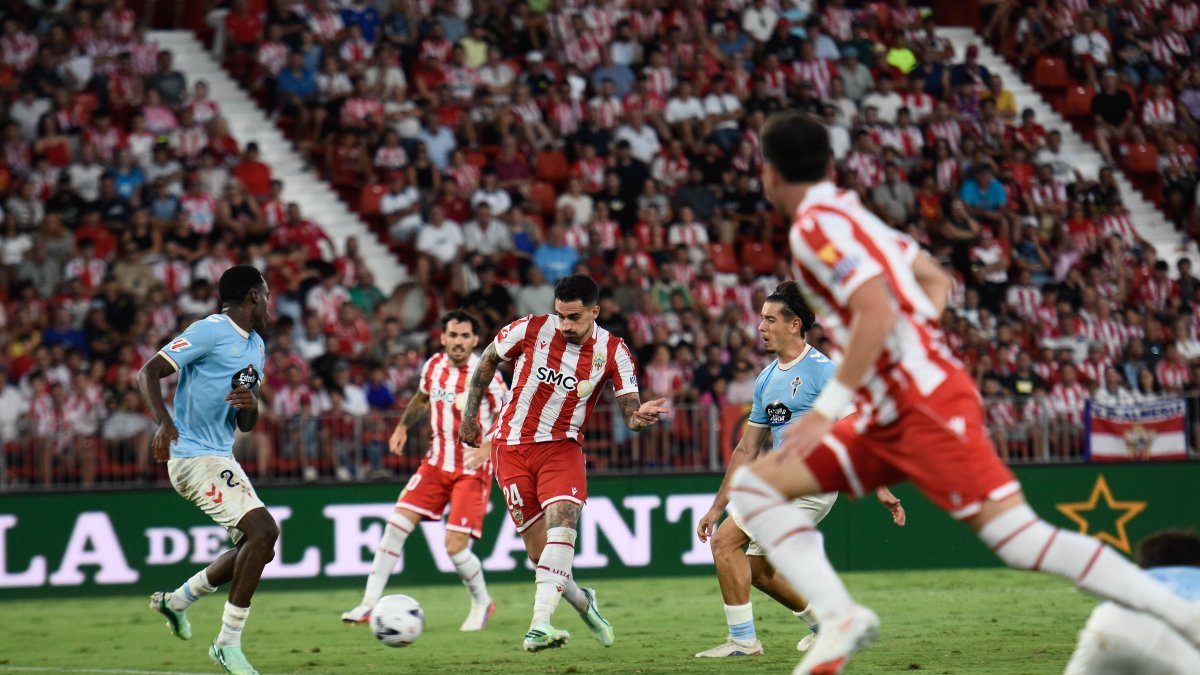 El ‘9’ Miguel espera tener más puntería que ante el filial del Celta.