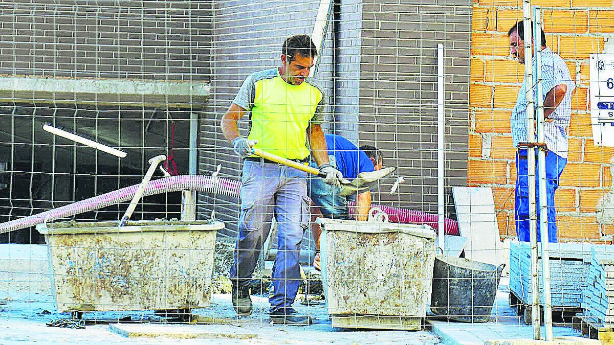 Albañiles en una obra en Almería.