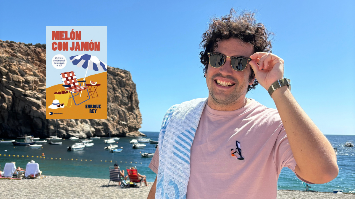 Enrique Rey, autor de 'Melón con jamón', en una playa almeriense.