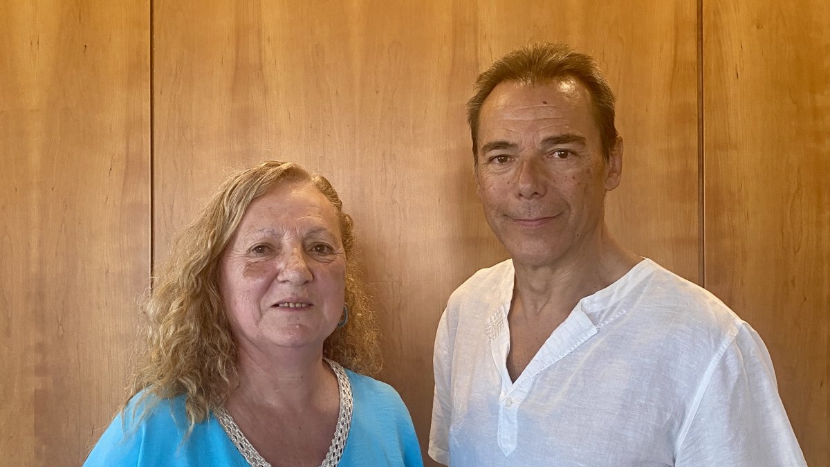 Mari Ángeles González, presidenta de la Asociación de Dislexia de Almería, junto al periodista Antonio Hermosa.