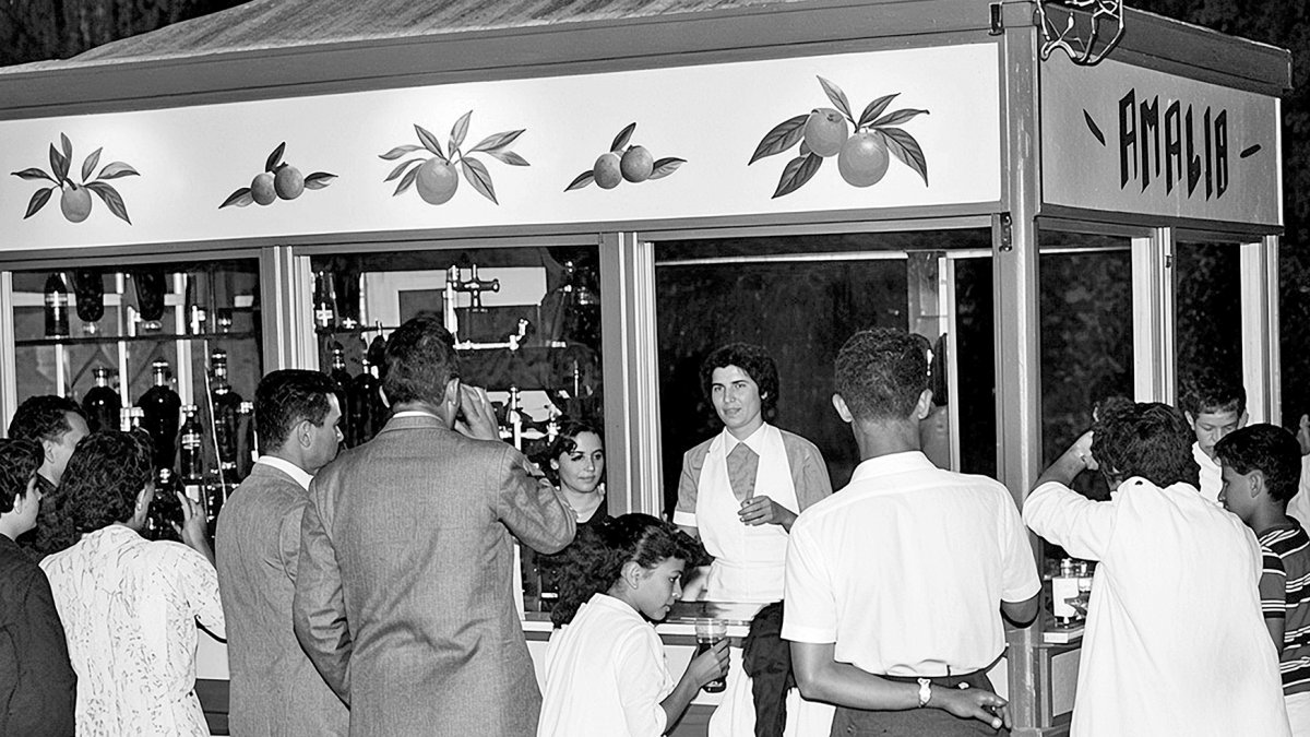 Imagen del kiosco de Amalia en los años cincuenta, cuando era un lugar muy frecuentado por las familias almerienses cuando paraban a refrescarse allí después de afrontar los paseos reglamentarios.