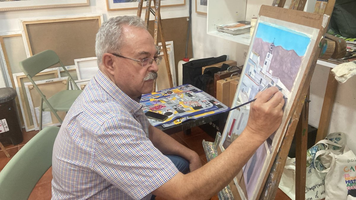 El pintor José Mario Sarabia, pintando una de sus obras en su estudio.