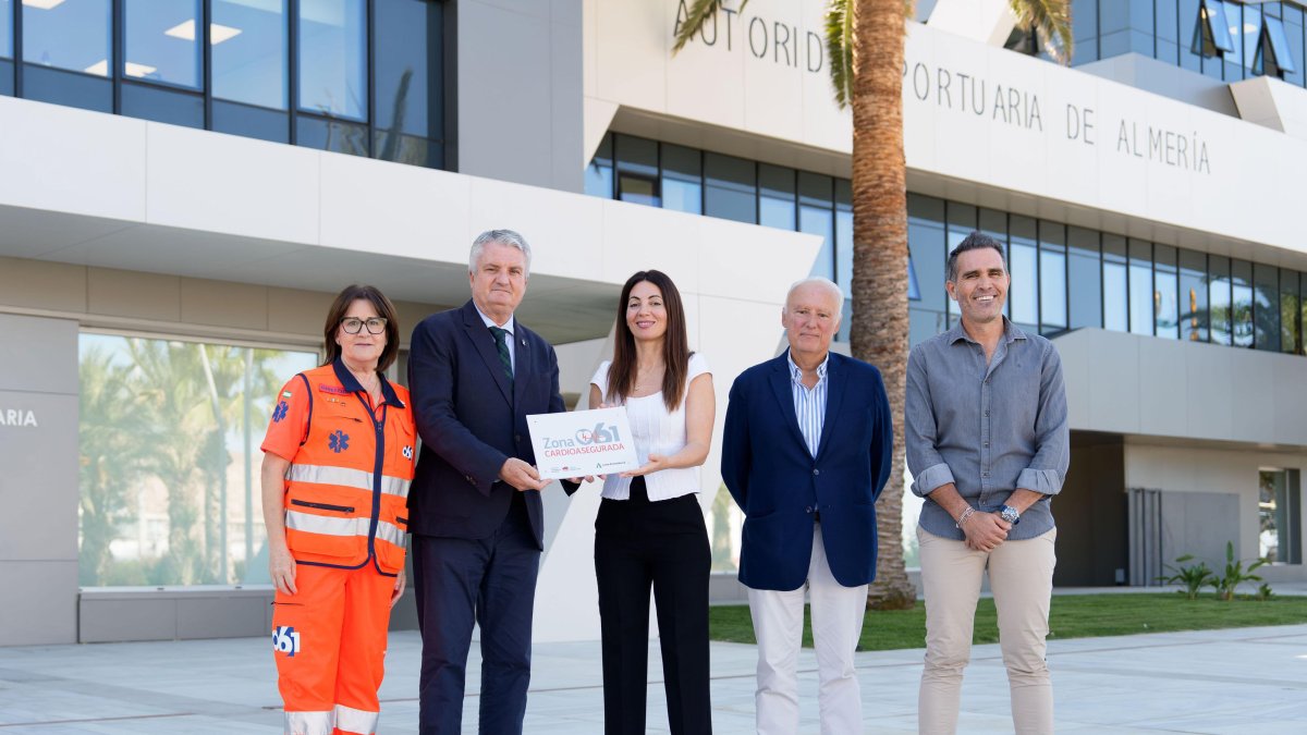 María Luz García, directora del 061 en Almería; Juan de la Cruz Belmonte, delegado de Salud; Rosario Soto, presidenta de la APA, Javier García, director médico del HLA Mediterráneo; y Javier Belver, de Cooperación 2005.