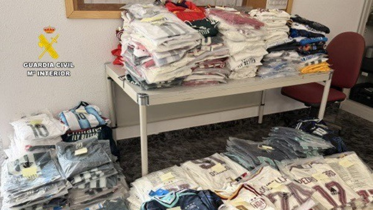 Prendas deportivas intervenidas durante las fiestas patronales de Adra (Almería).