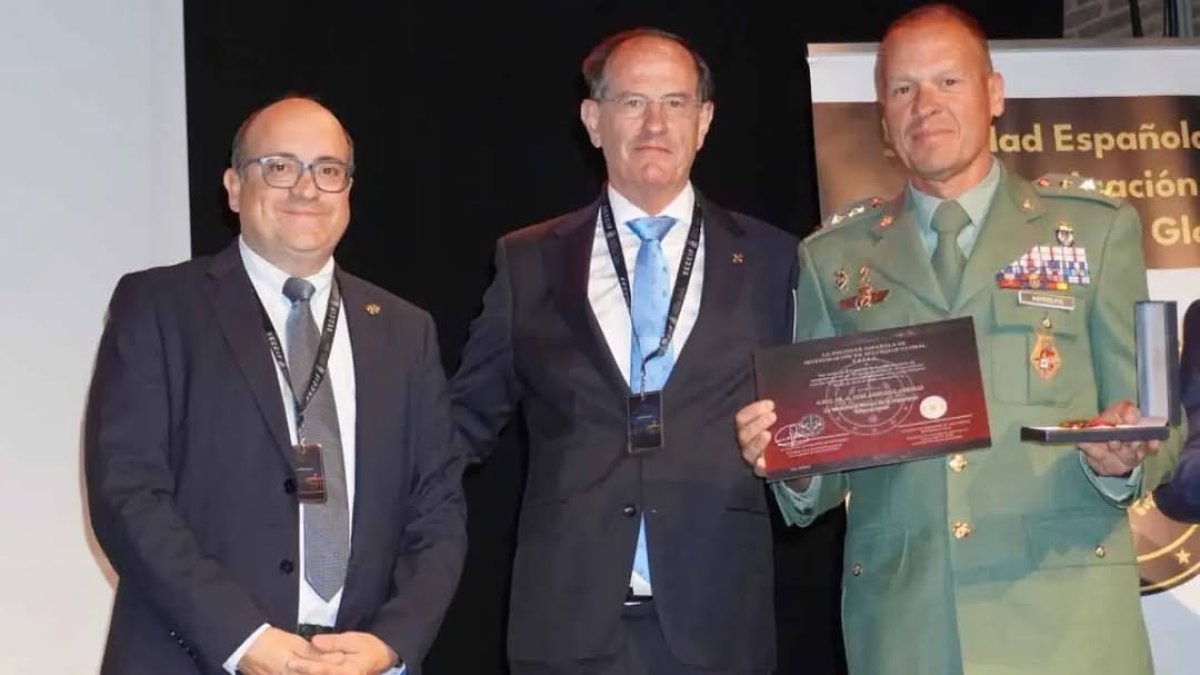 Entrega de la Medalla al Mérito Internacional al coronel Sánchez Arriba, jefe del tercio Don Juan de Austria 3º de La Legión.
