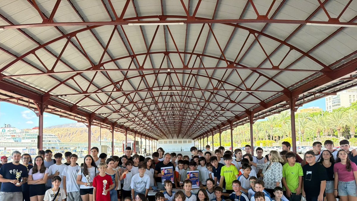 El ajedrez escolar rinde homenaje a Juan Martínez Sola con un festival que reúne a cerca de un centenar de alumnos.