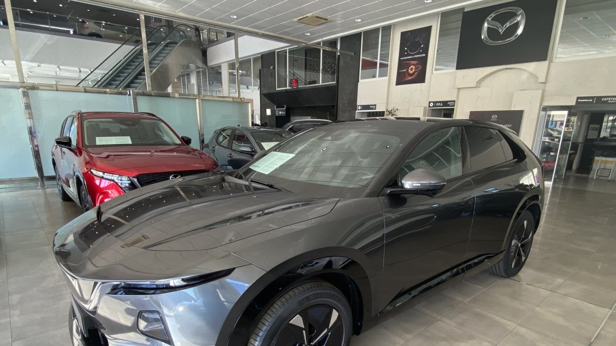 El nuevo modelo SUV eléctrico en las instalaciones de Mazda Indacentro