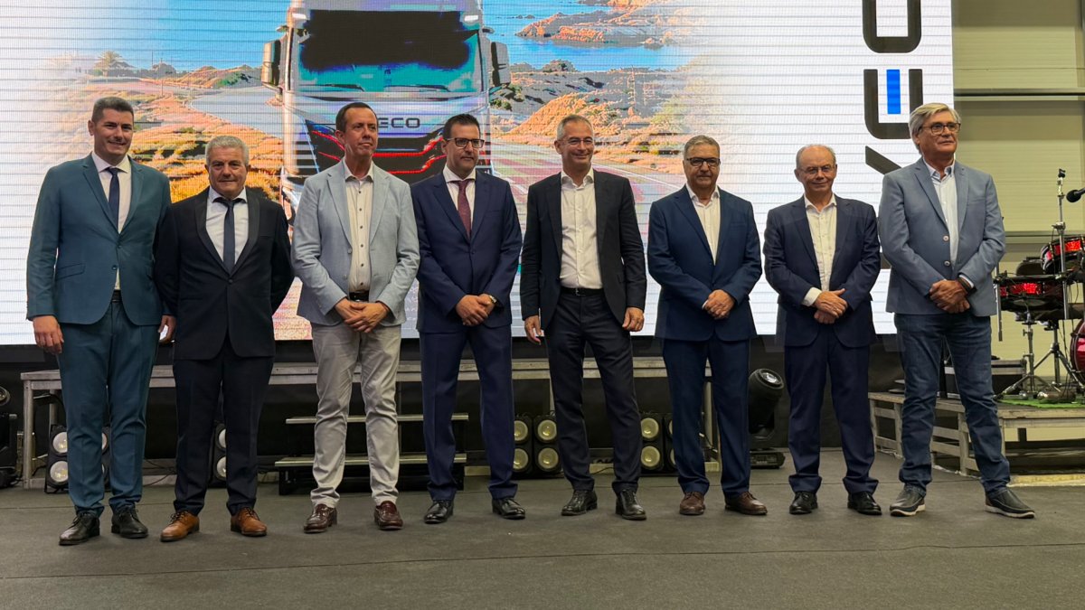 Inauguración para la historia de Iveco Bahía con directivos y representantes políticos en las nuevas instalaciones de Pechina.
