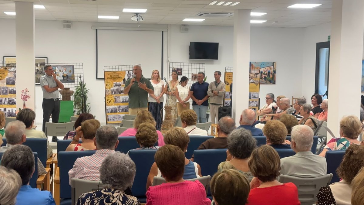 El alcalde inaugura la ampliación del Centro de la Tercera Edad de Huércal de Almería.