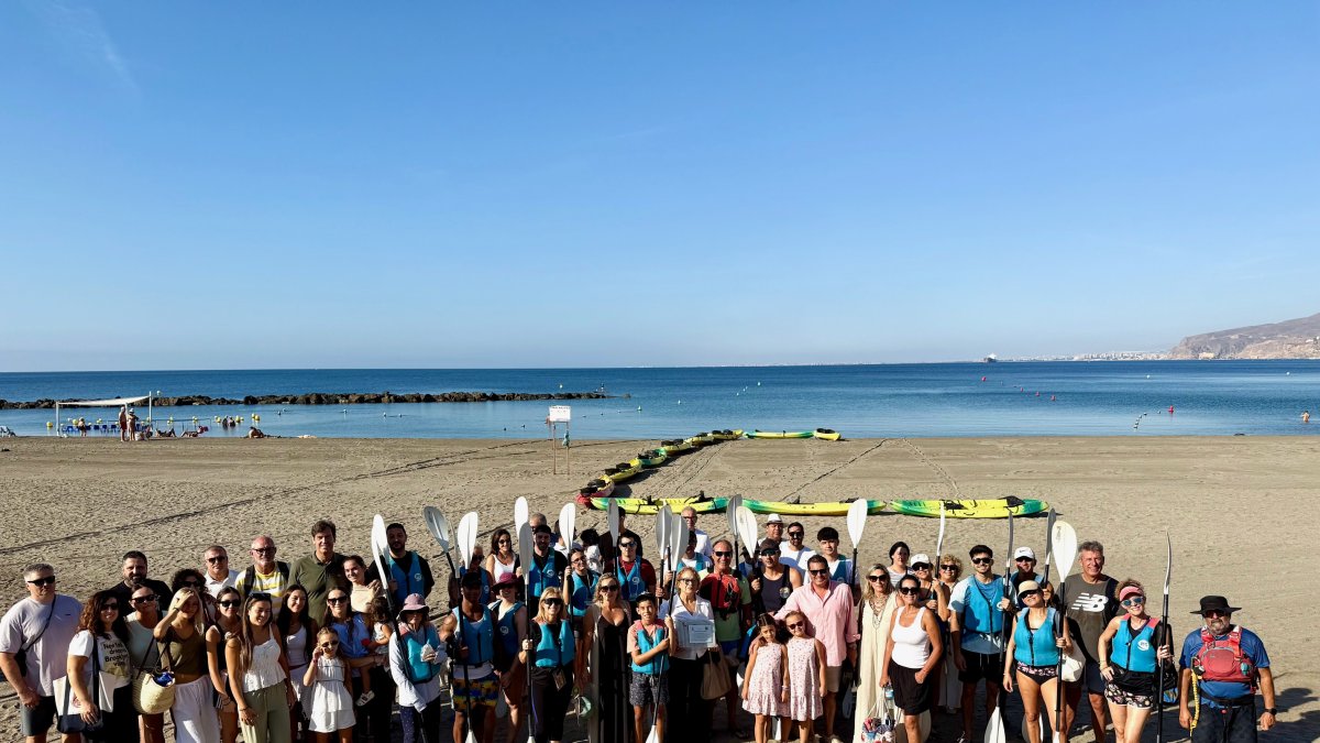 El Ayuntamiento rinde homenaje a Juan Manuel Segura con una ruta de kayak, en memoria de su pasión por el mar.