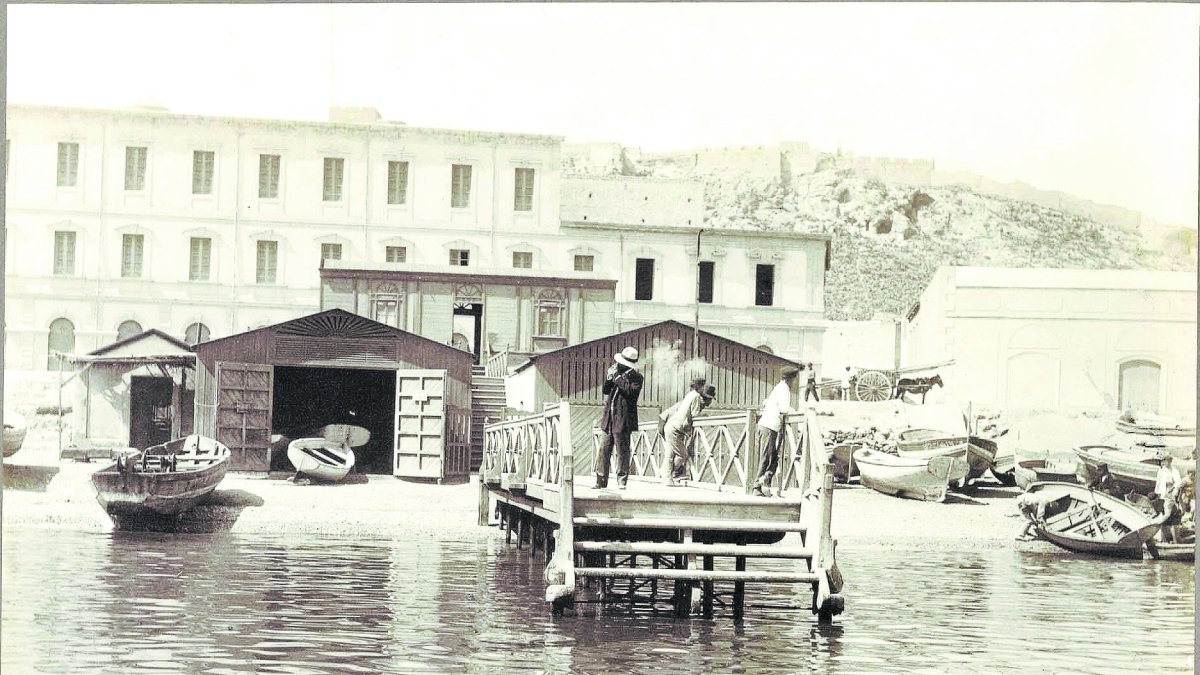 Primitiva estación marítima de la Junta de Obras del Puerto en una imagen fechada en 1909 realizada por el fotógrafo Antonio Mateos.