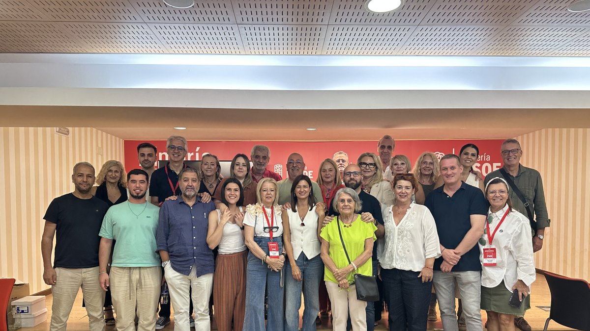 Fátima Herrera, junto a su equipo, tras ganar las primarias del PSOE de Almería capital.