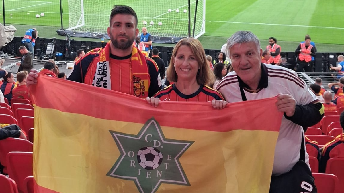 Una familia feliz llevando el nombre de Almería por el mundo.