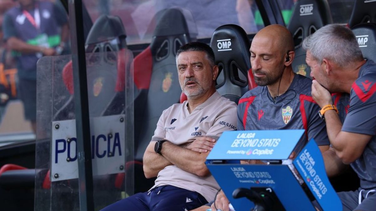 Xavi García Pimienta, en el banquillo del Estadio de Son Moix.