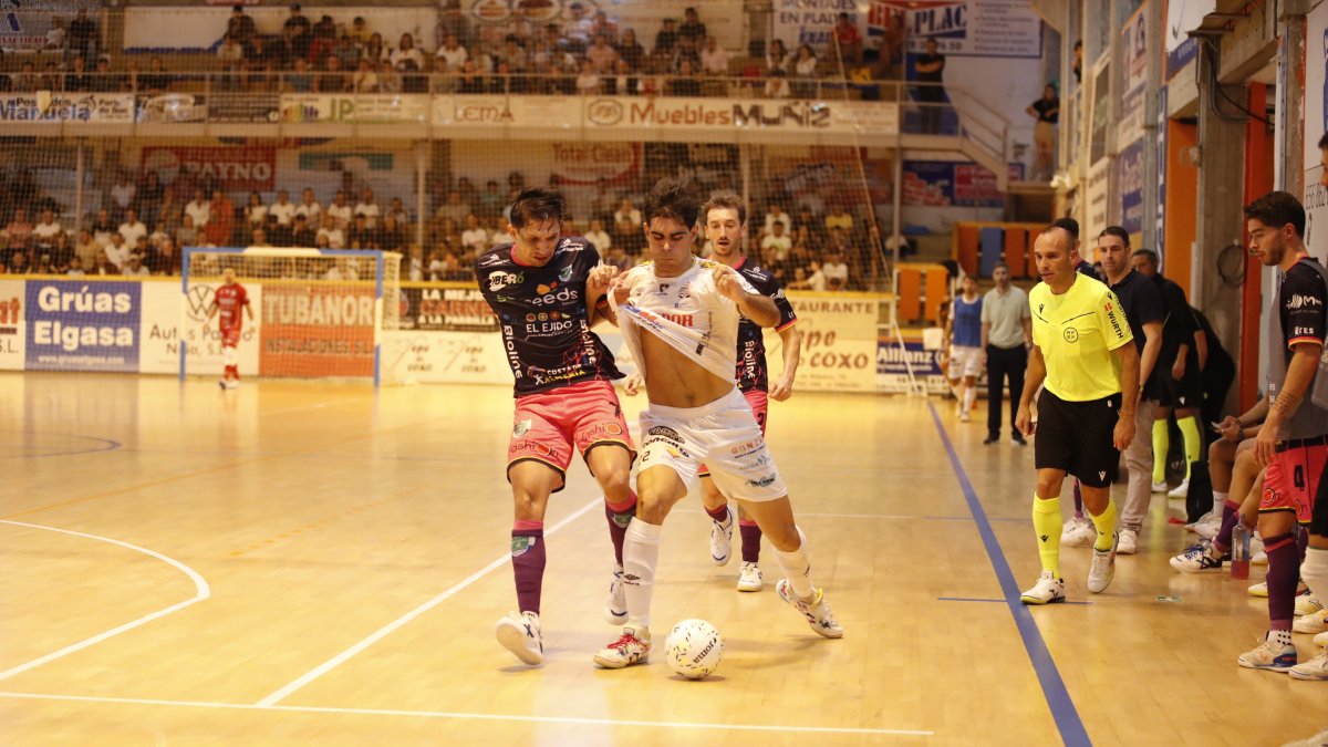 Acción del partido entre Noia Portus y Surseeds El Ejido Futsal.