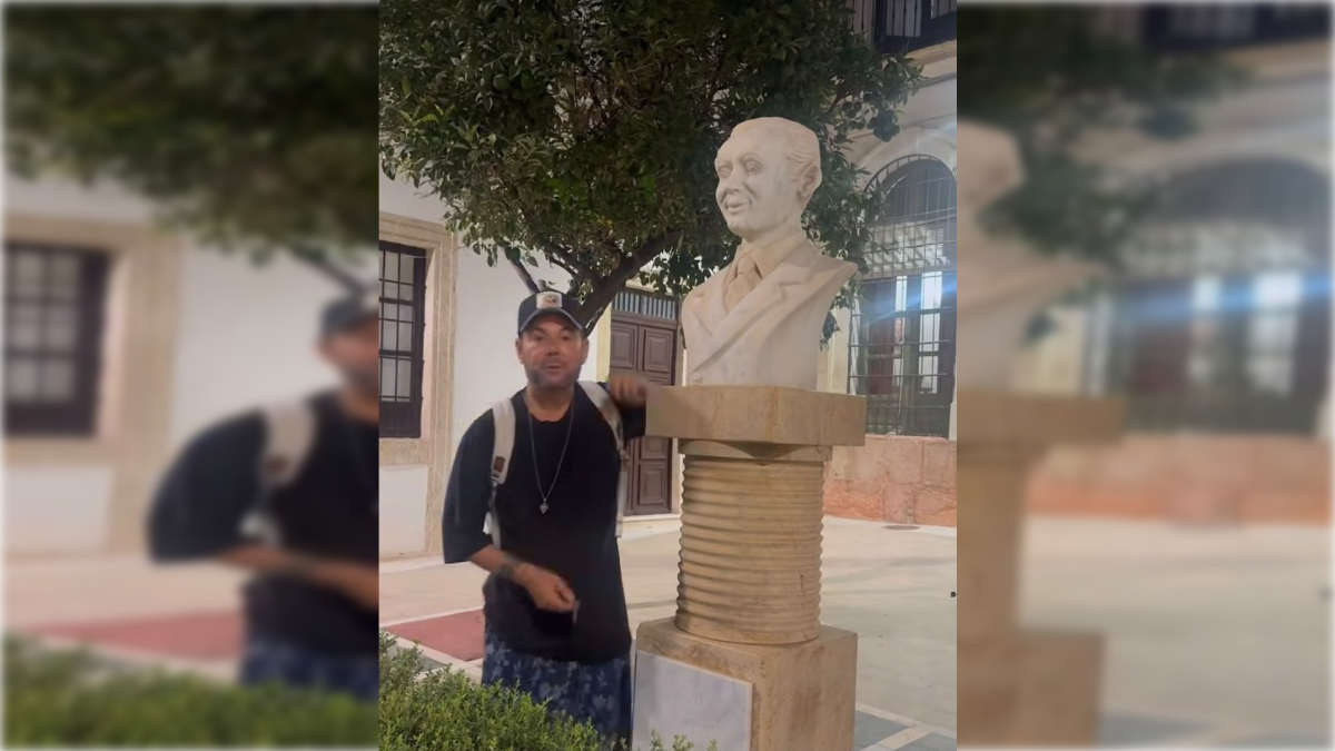 Miguel Poveda junto al busto de Federico García Lorca, en Almería.