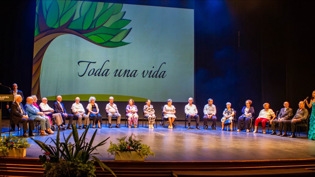 Almería abraza a sus mayores en una emotiva gala: los premiados y sus familiares, en imágenes