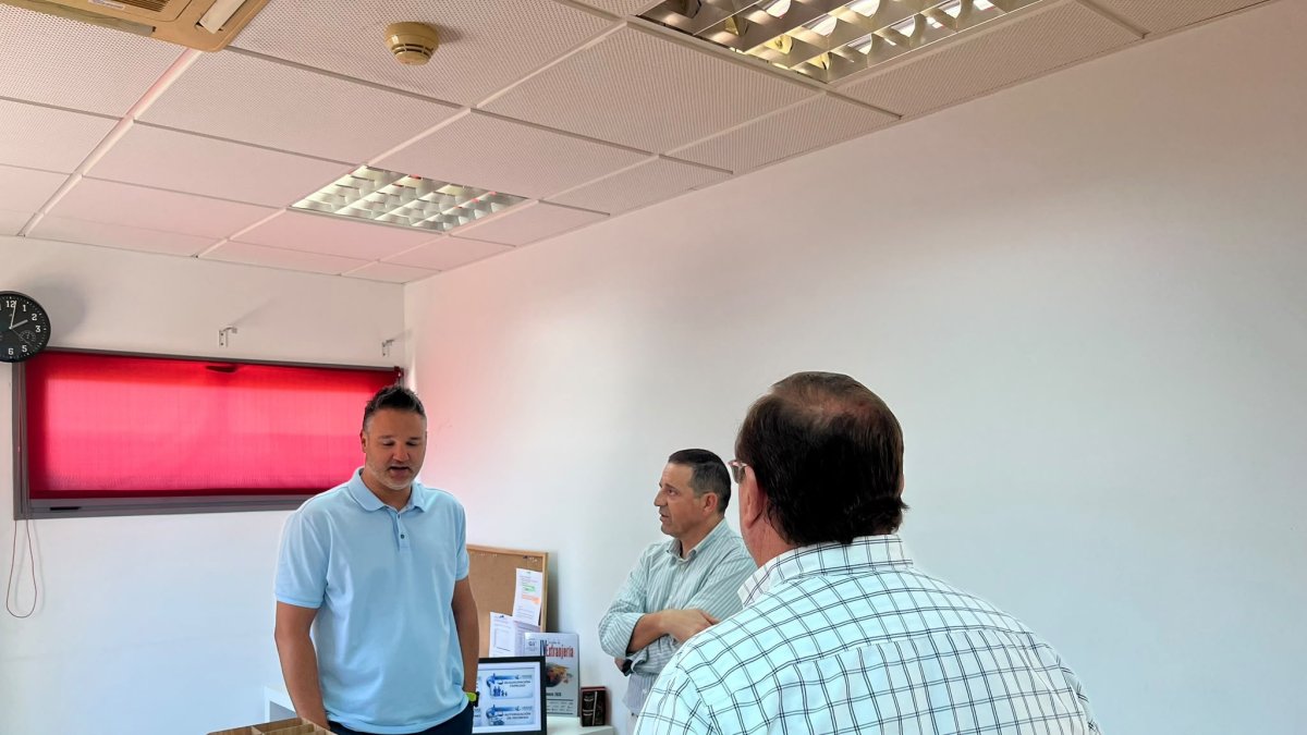 El delegado territorial de las consejerías de Economía, Hacienda y Fondos Europeos y de Universidad, Industria, Energía e Innovación, Guillermo Casquet (c), visita el CADE de Vera (Almería).