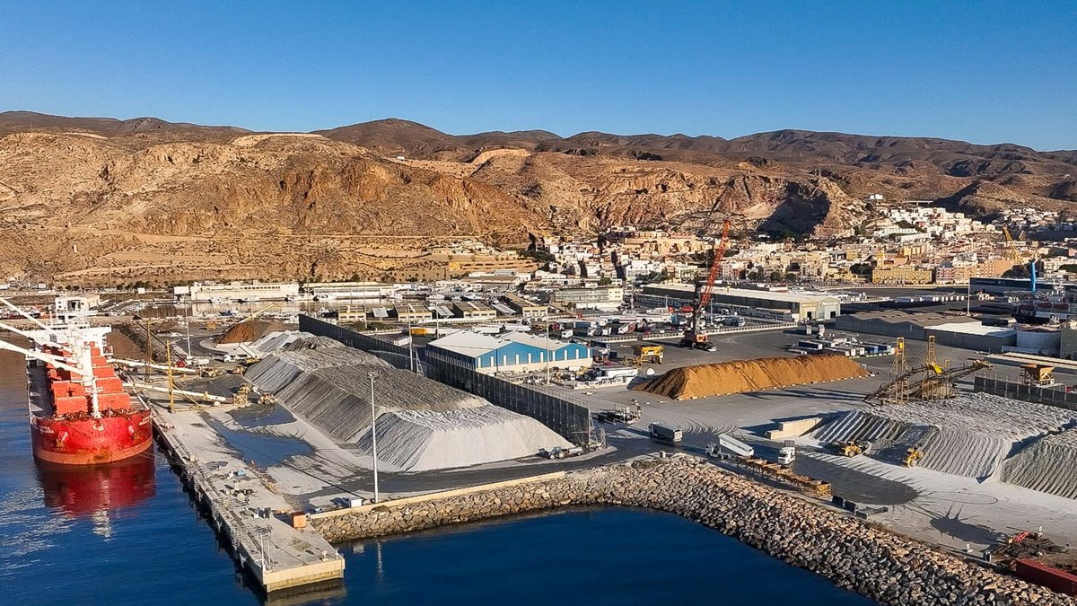 Archivo - Muelle de Pechina en el Puerto de Almería.