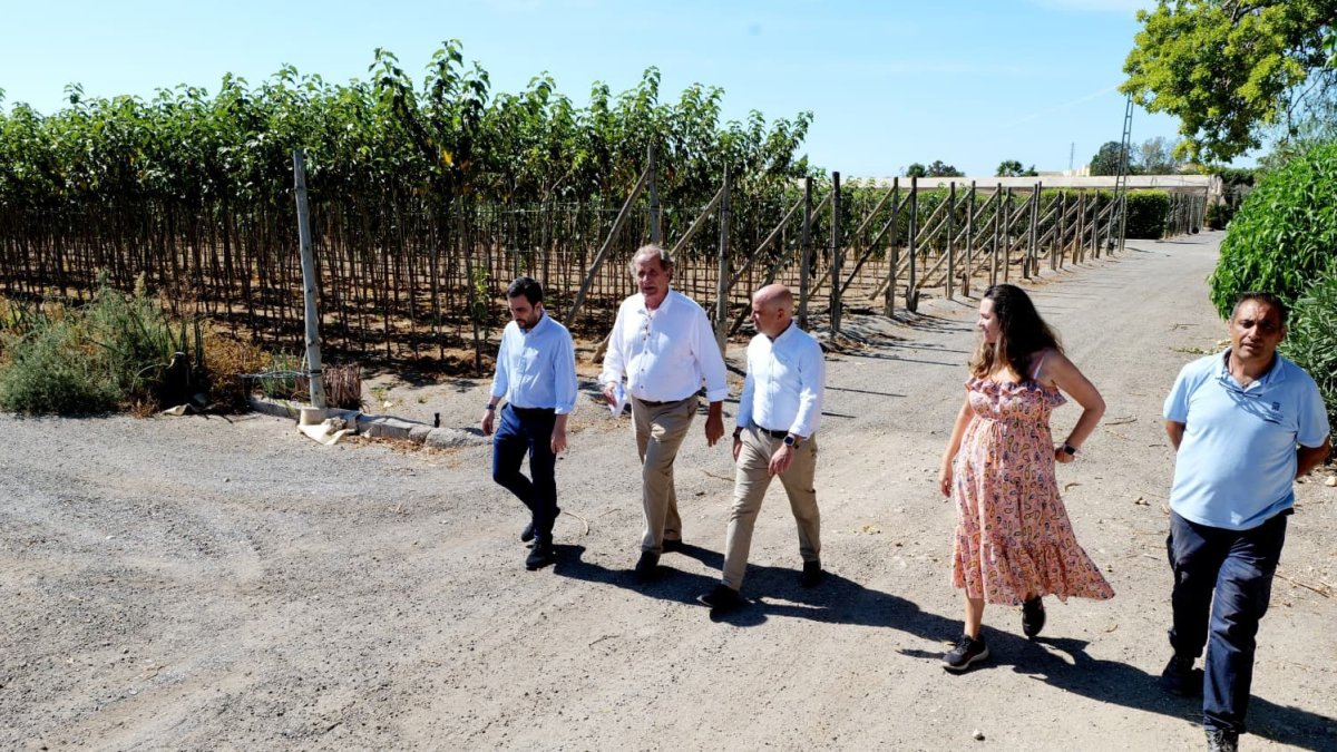 El presidente de la Diputación de Almería, José Antonio García Alcaina (c), visita el Vivero Provincial.