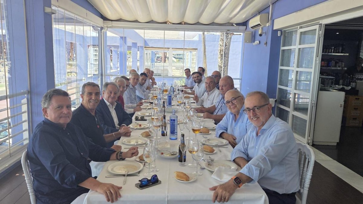 Foto de familia del homenaje a Eduardo Fernández en el Catamarán.