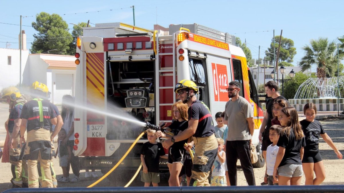 Demostración de una actuación de los Bomberos del Levante Almeriense en una edición anterior.