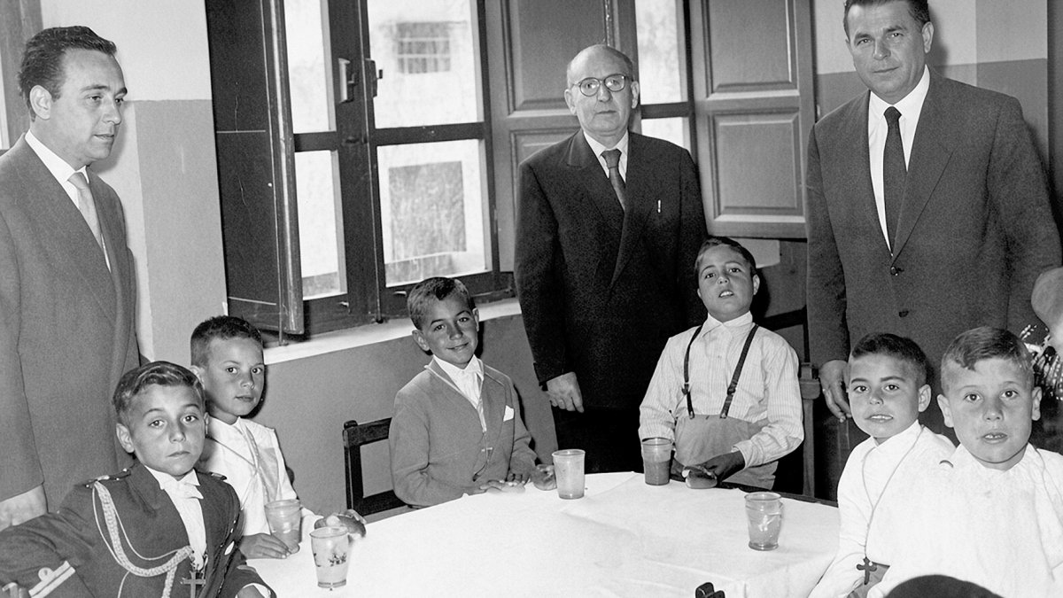 Don José Sánchez Sánchez (en la parte derecha de la imagen), cuando era maestro en un colegio de Pescadería, festejando el desayuno después de una Primera Comunión.