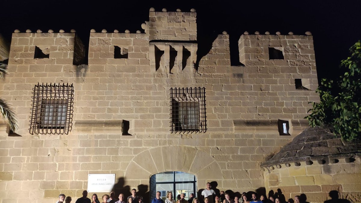 Un grupo de turistas ante uno de los puntos más destacados del municipio de Cuevas