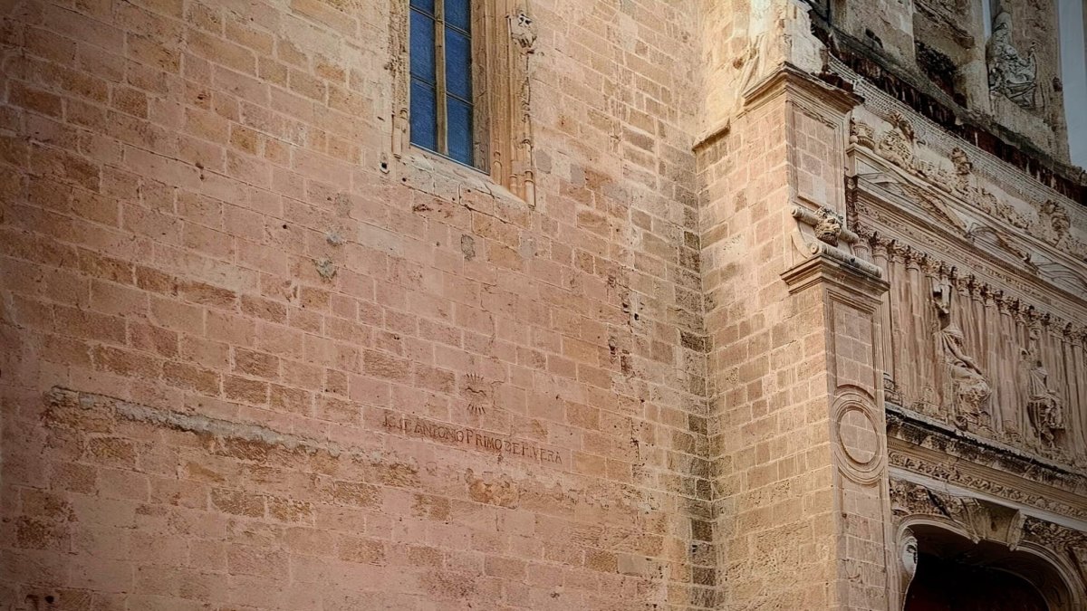 Archivo - Inscripción de José Antonio Primo de Rivera en la fachada de la Catedral de Almería.