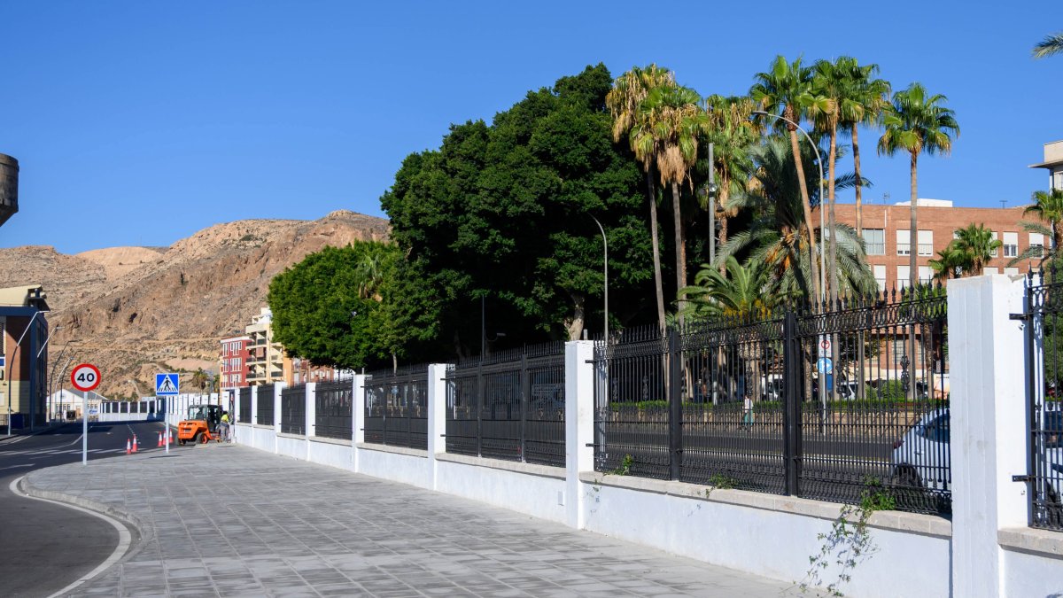 Nuevo vallado perimetral de forja ornamental instalado en el Puerto de Almería.