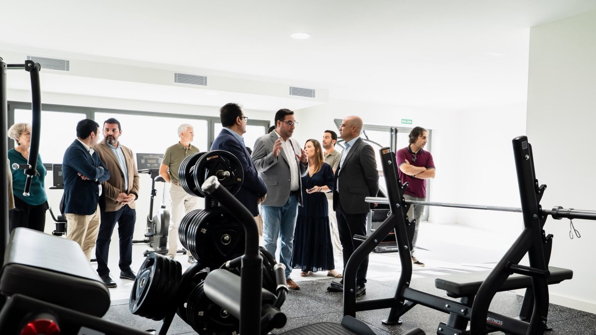 El presidente de la Diputación de Almería, José Antonio García Alcaina, junto al alcalde de Tabernas, José Díaz Ibáñez, y otros representantes institucionales, durante la visita al nuevo Centro Deportivo Municipal.