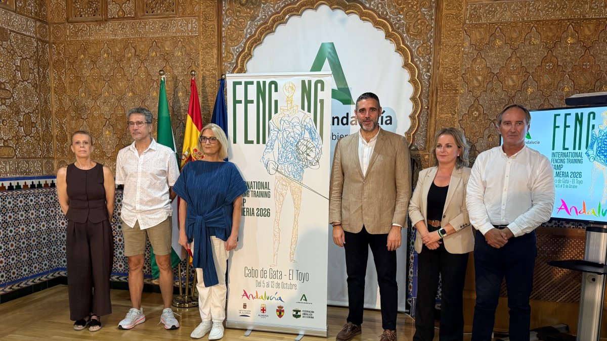 Ayuntamiento, Diputación y Junta impulsan en Almería una concentración internacional de esgrima con deportistas de élite.