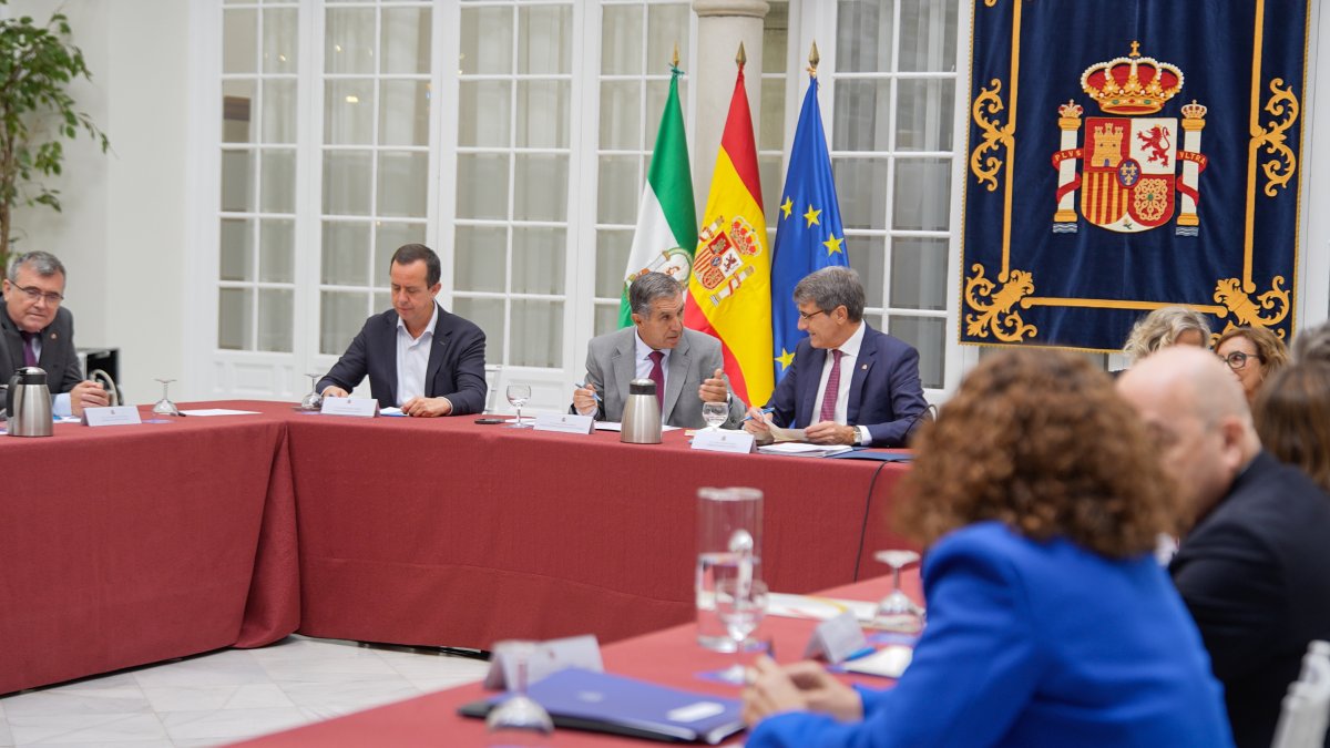Lorenzo del Río, presidente del TSJA y Pedro Fernández, delegado del Gobierno de España en Andalucía intercambian opiniones en el MECO.