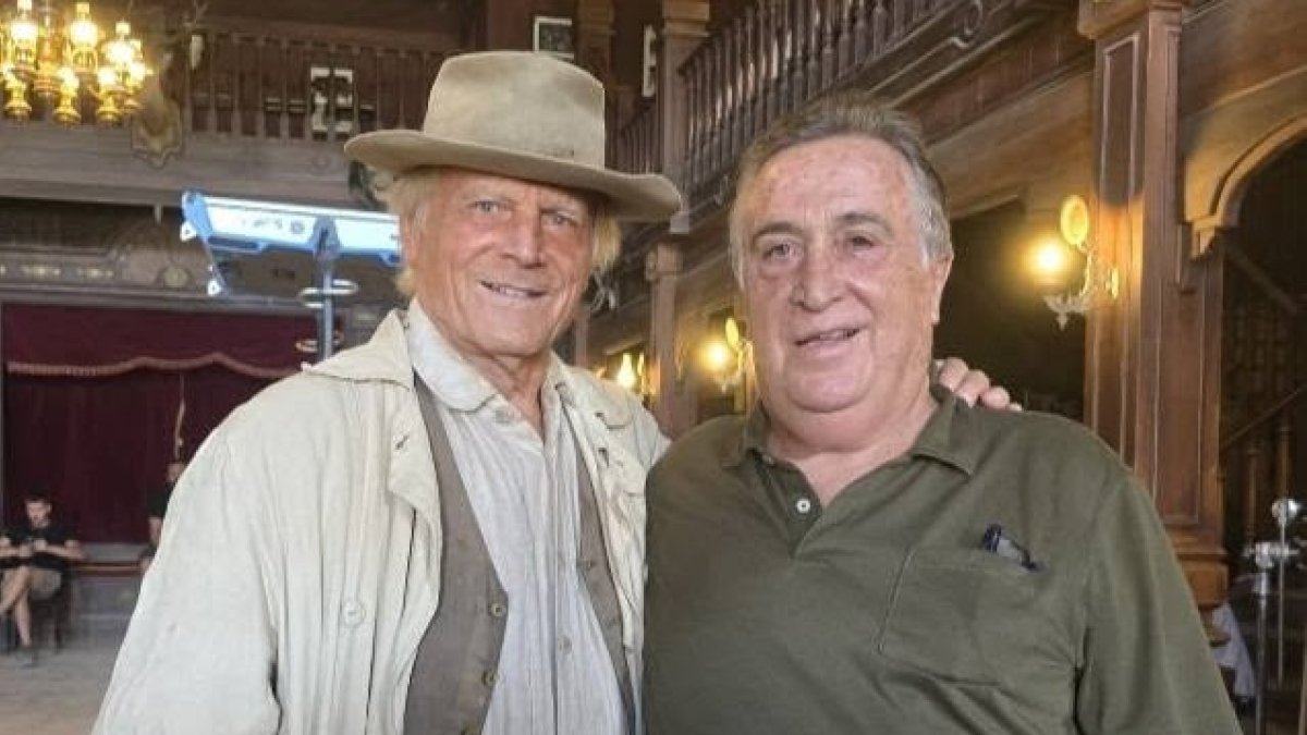 Rafael Molina, propietario y gerente del poblado Fort Bravo, junto al actor italiano Terence Hill en julio de 2025.