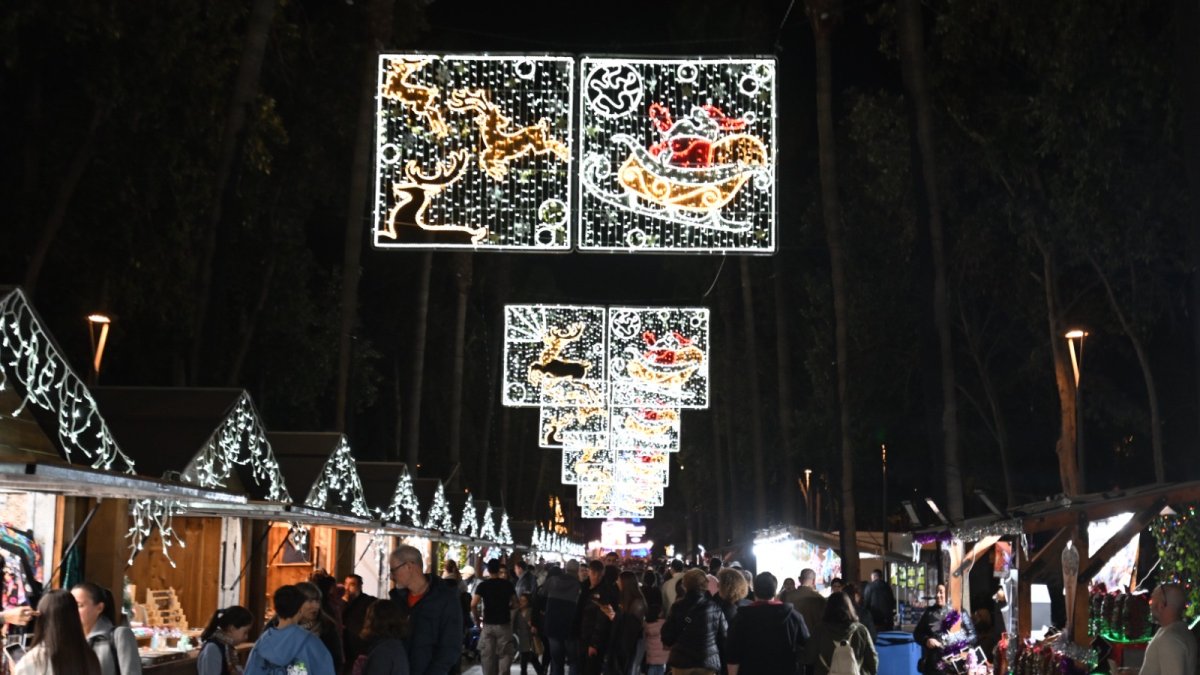 Imagen del Mercado Navideño en la Rambla de Almería.