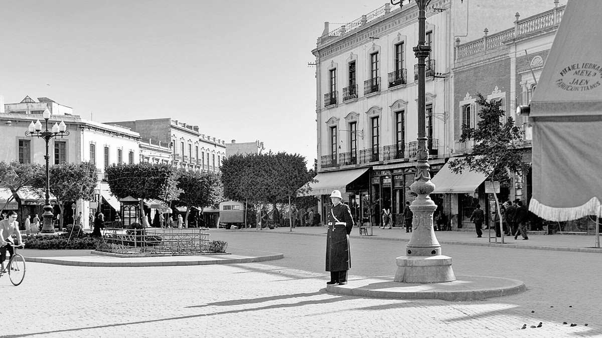 La Puerta de Purchena en 1950, con el guardia que regulaba el poco tráfico que había y con las boñigas que dejaban los coches de caballos.