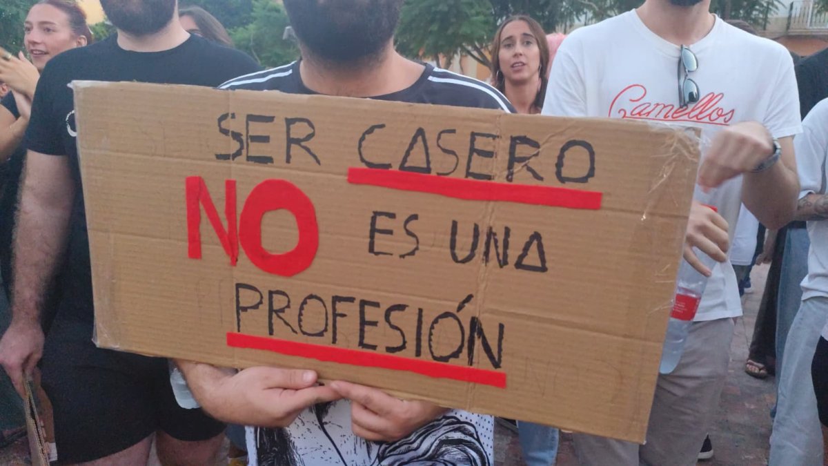 Un cartel durante la concentración en Puerta Purchena del martes.