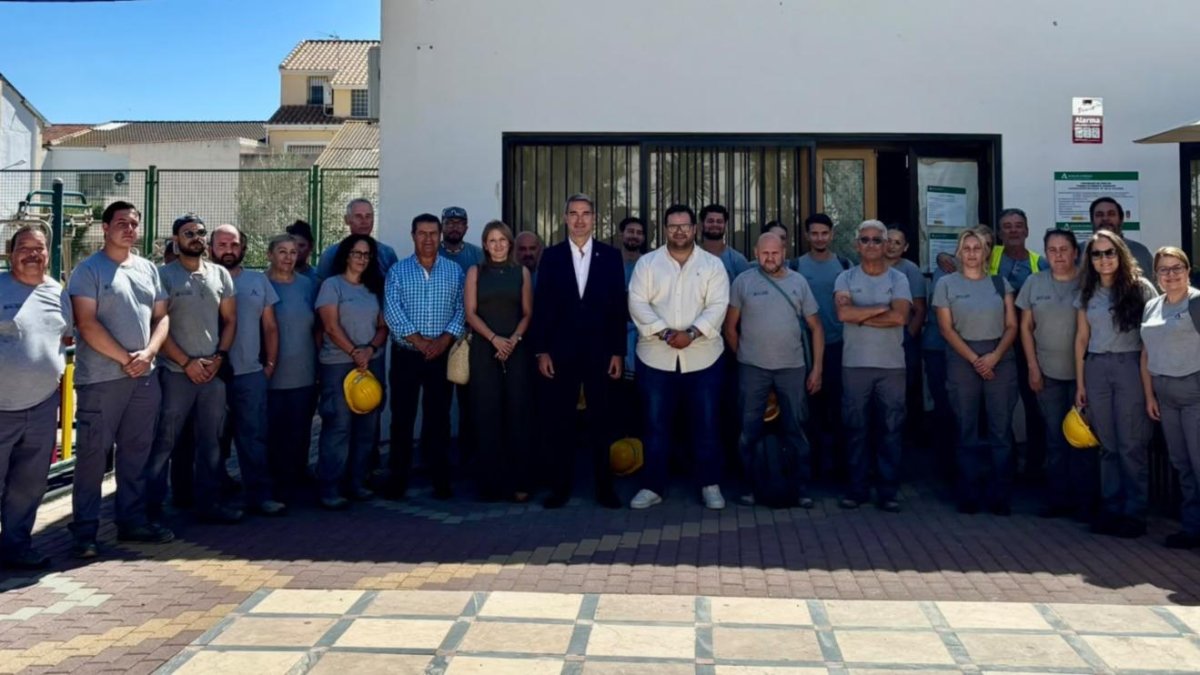 Foto en familia de participantes en la formación