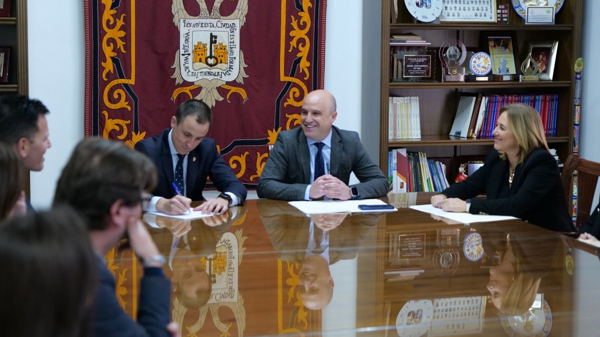 El presidente de la Diputación de Almería, José Antonio García Alcaina, durante una reunión con representantes del Ayuntamiento de Vera.