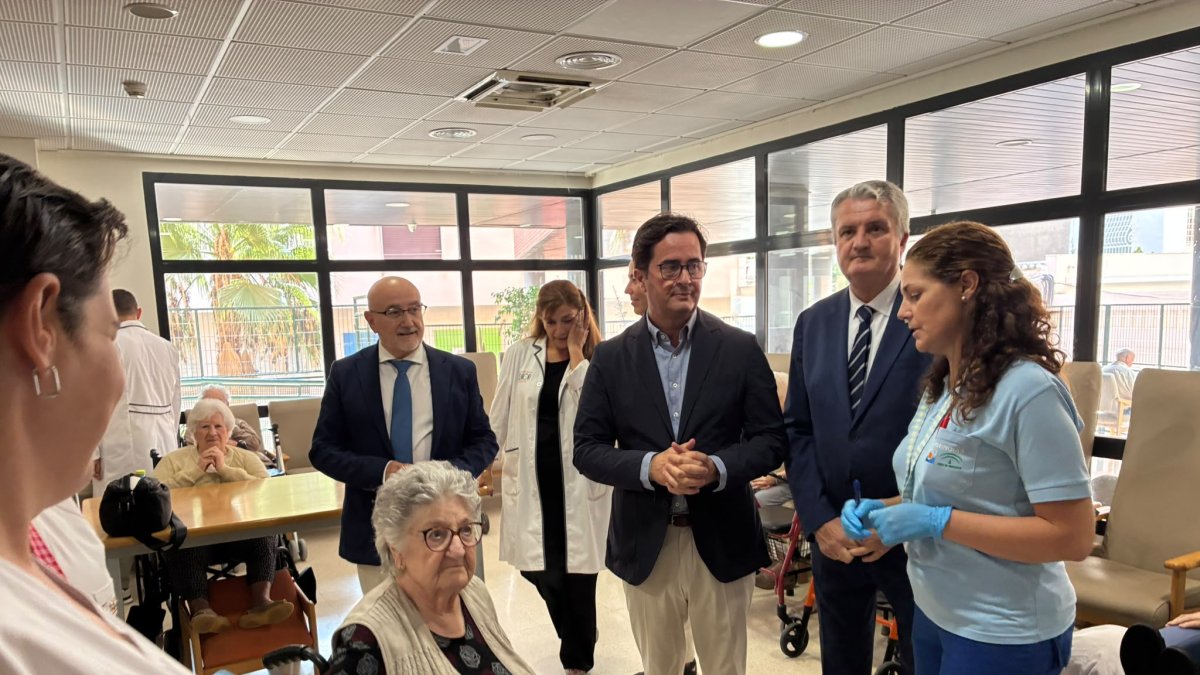 El delegado del Gobierno, Francisco Góngora, ha visitado la residencia de mayores Ángeles Parra en el municipio de Huércal-Overa