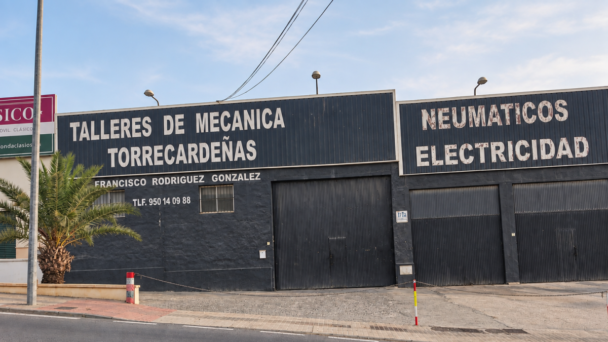 Fachada de Talleres Torrecárdenas, que cierra tras más de 40 años.