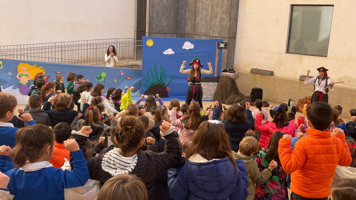 Trini lleva años trabajando con colegios, bibliotecas y ayuntamientos de Almería mediante cuentacuentos, talleres y propuestas de animación cultural.