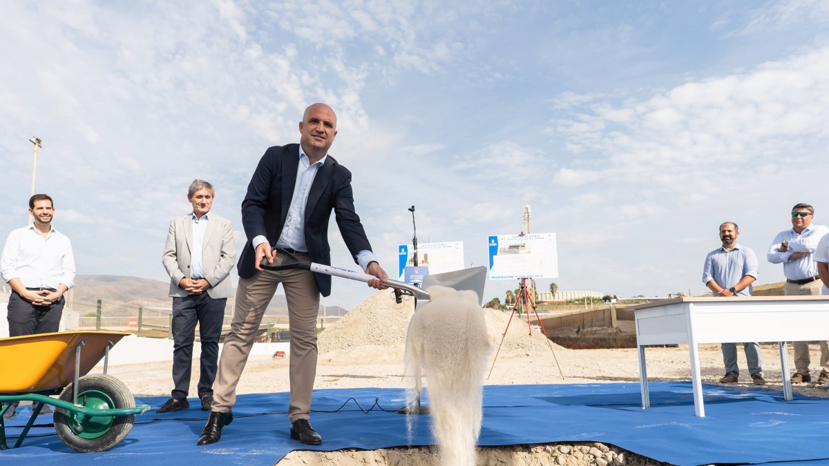 El presidente de la Diputación de Almería, José Antonio García Alcaina, en la colocación de la primera piedra de la nueva Jefatura de Policía Local de Adra (Almería).
